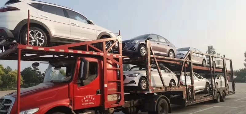 汽車托運導讀：隨著經濟水平的提高，幾乎每個家庭都有一輛家用汽車，有些家庭用了幾年就開始更換。所以一些家庭會選擇二手車來節省成本。所以，如果我們在實地購買二手車，我們如何將它們運送到城市？