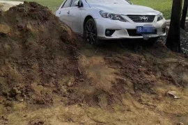 轎車托運送車時封路受阻
